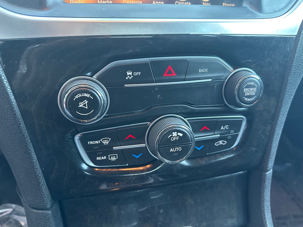 2016 Chrysler 300 Image 22