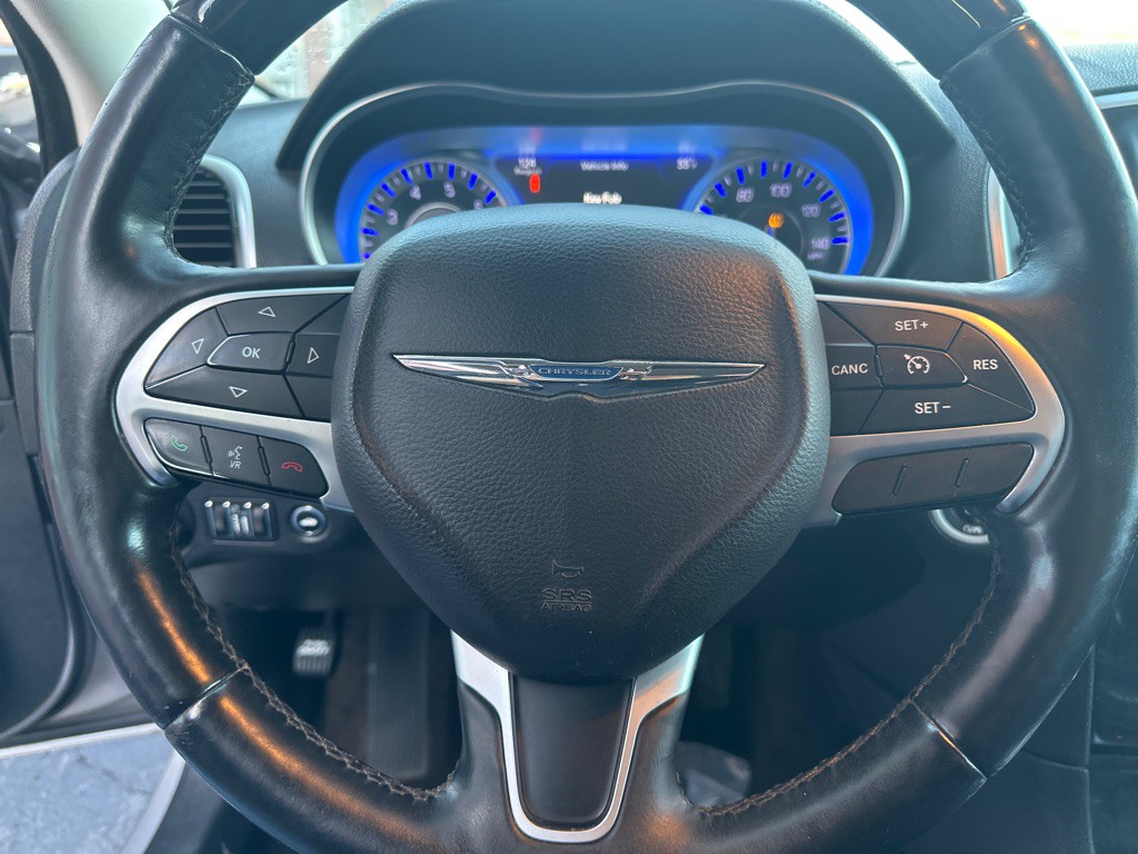 2016 Chrysler 300 Image 24