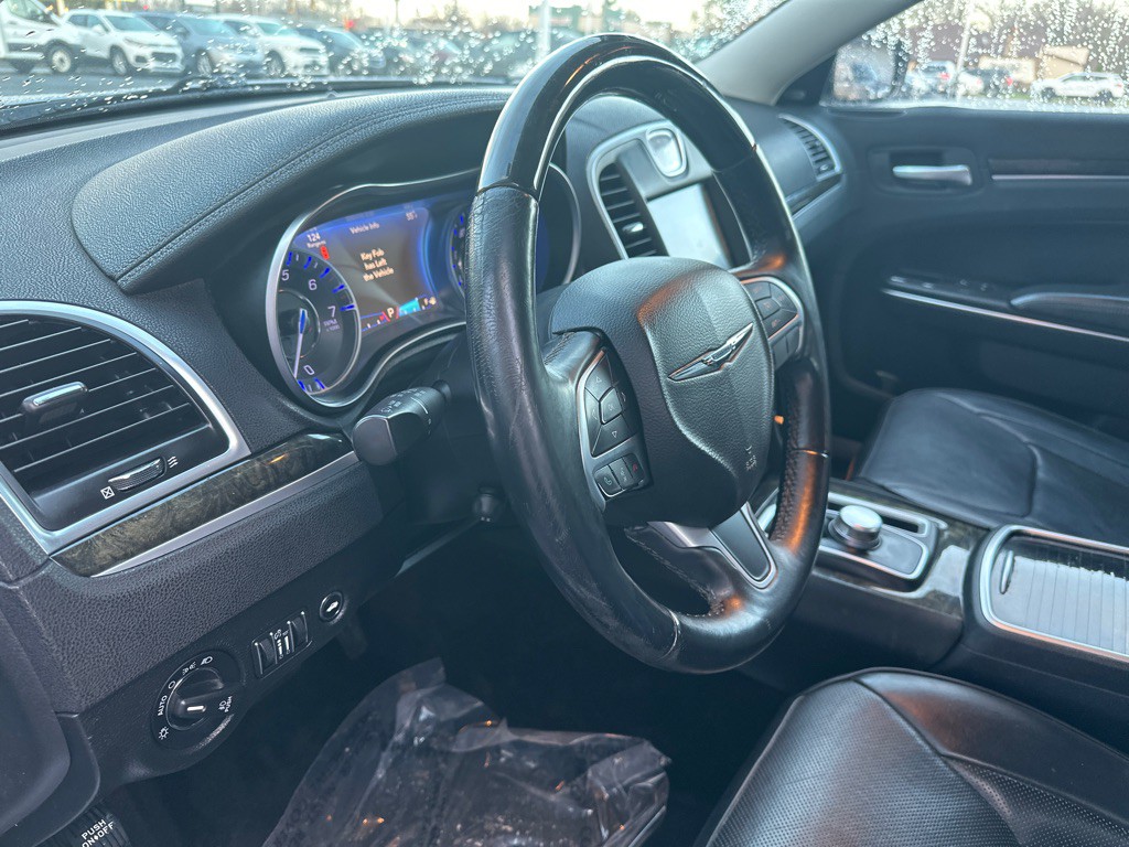 2016 Chrysler 300 Image 25