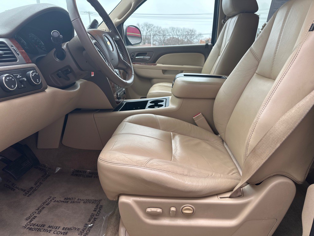 2011 Chevrolet Suburban Image 2