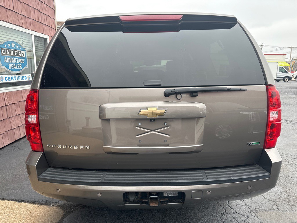 2011 Chevrolet Suburban Image 4