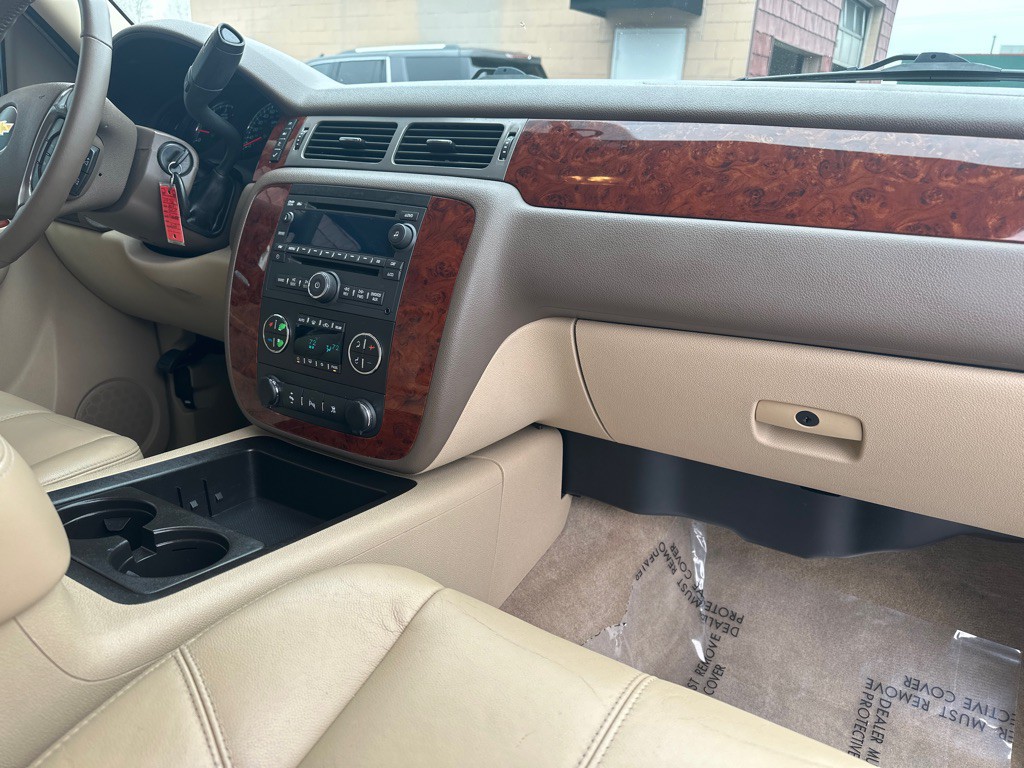 2011 Chevrolet Suburban Image 10