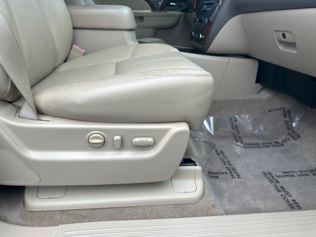 2011 Chevrolet Suburban Image 12