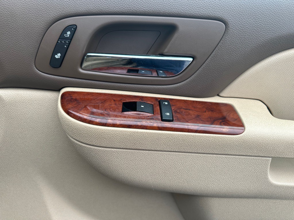 2011 Chevrolet Suburban Image 13