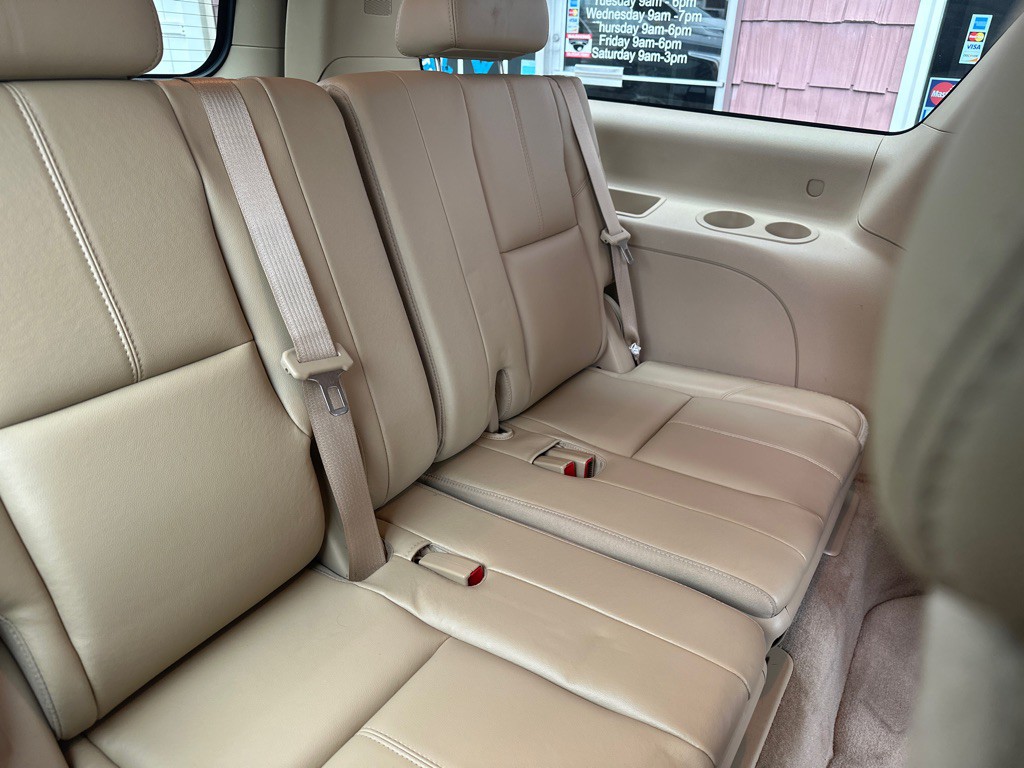 2011 Chevrolet Suburban Image 19