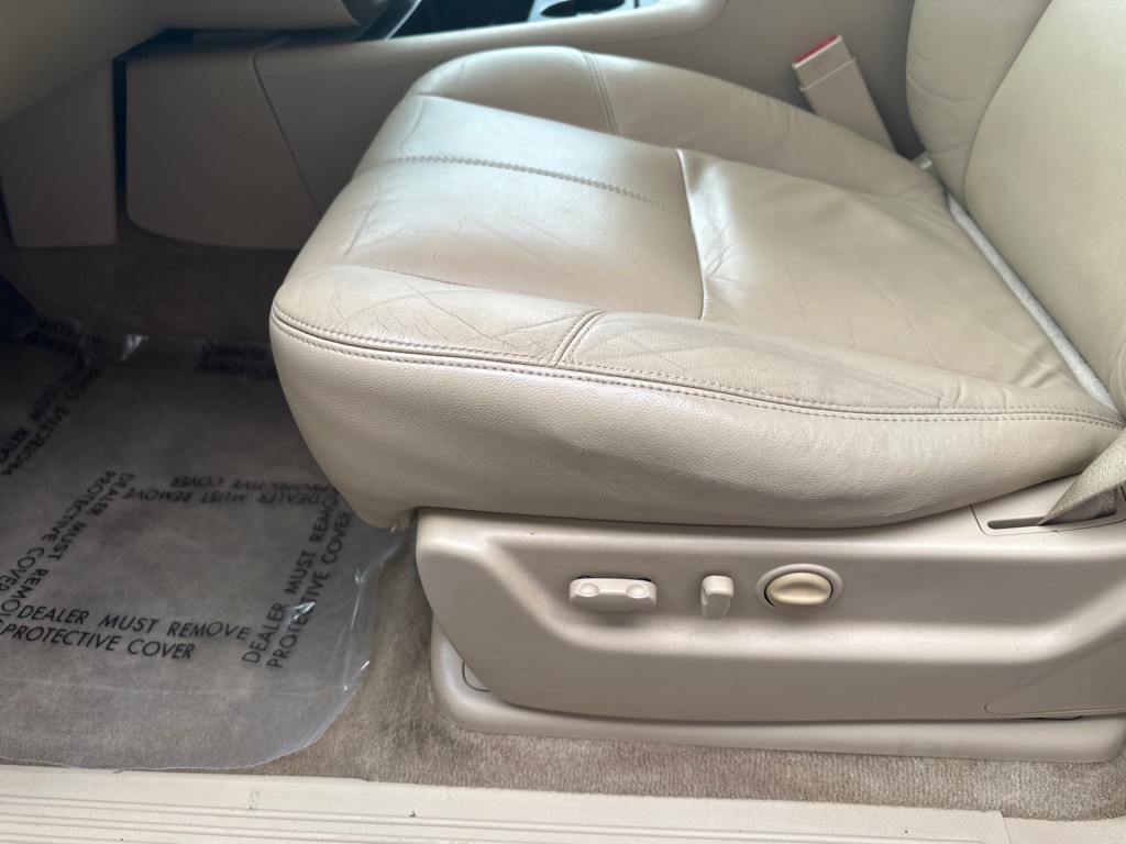 2011 Chevrolet Suburban Image 24