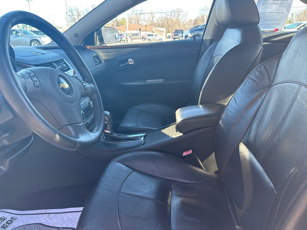 2011 Chevrolet Malibu Image 2