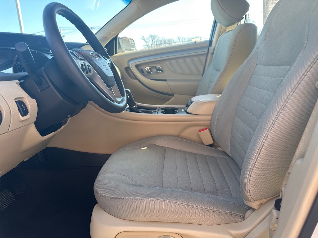 2019 Ford Taurus Image 2