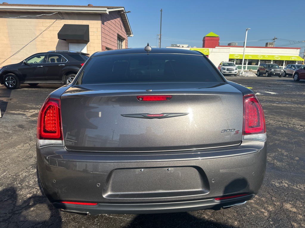 2021 Chrysler 300 Image 4