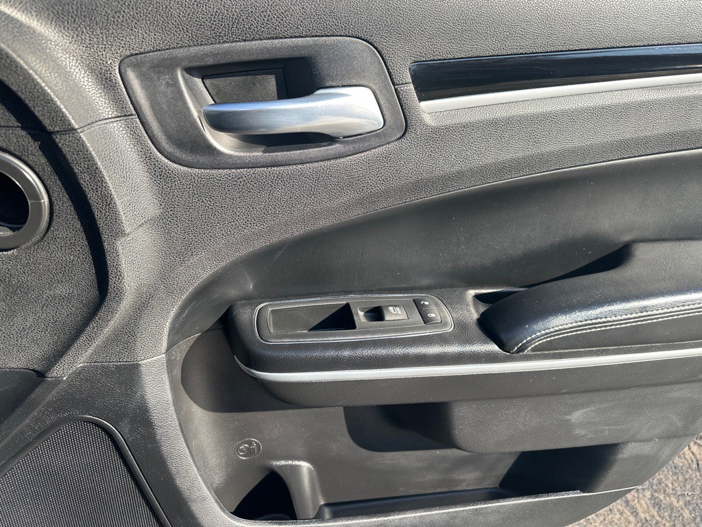 2021 Chrysler 300 Image 12