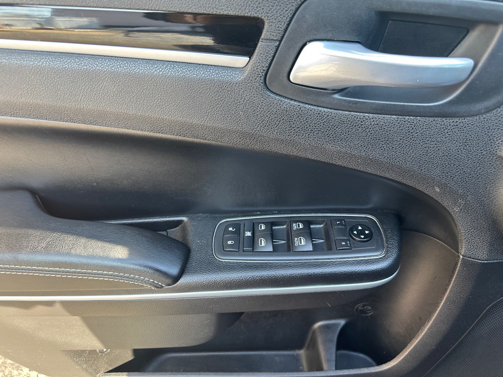 2021 Chrysler 300 Image 18