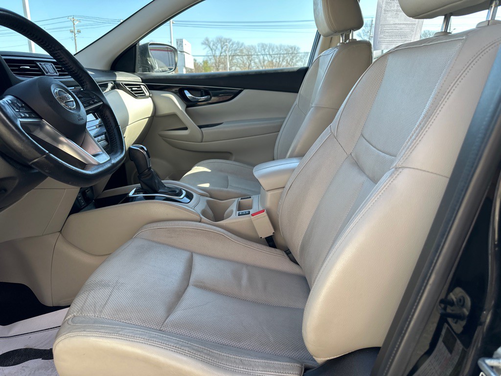 2017 Nissan Rogue Image 2