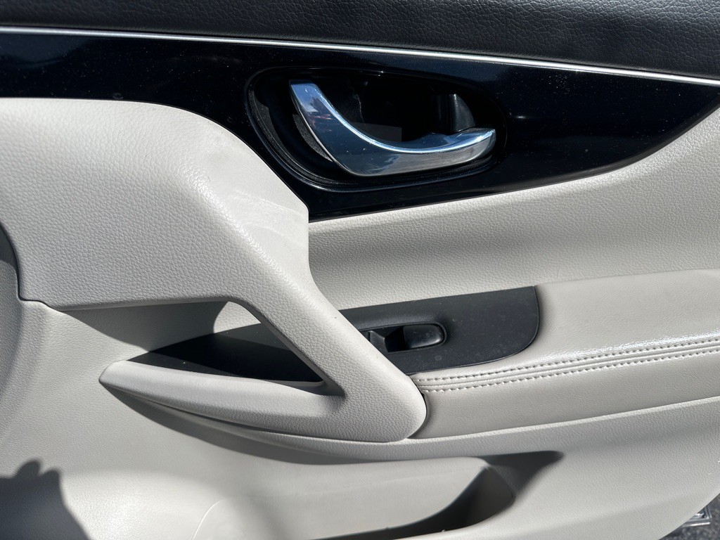 2017 Nissan Rogue Image 12