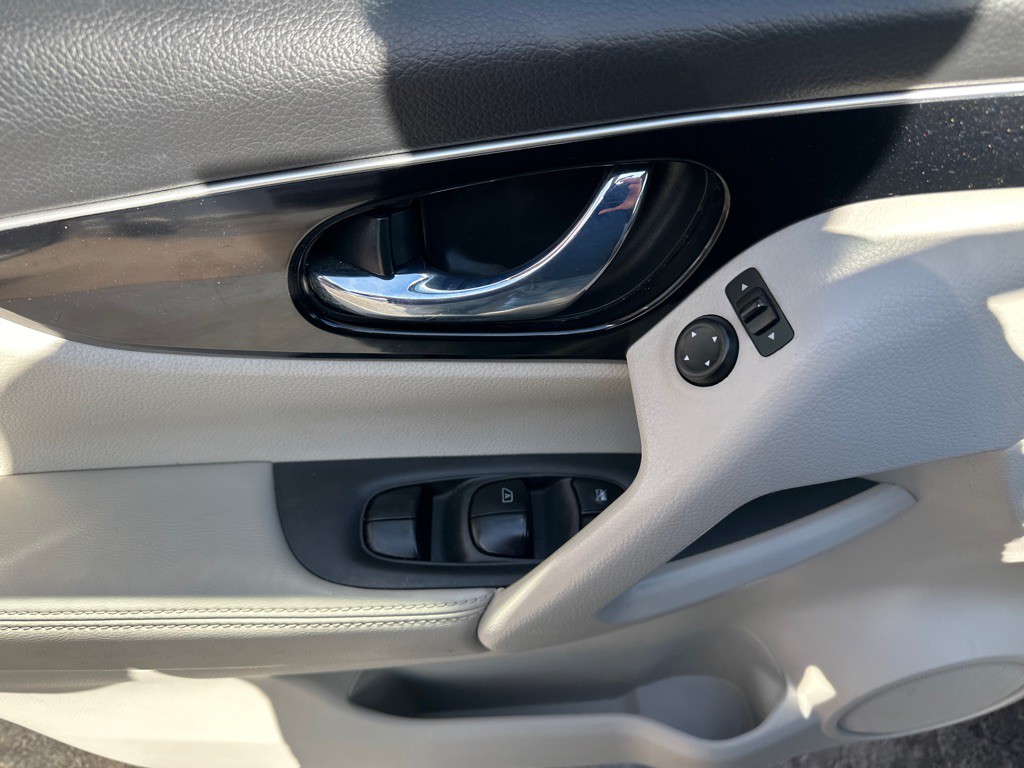 2017 Nissan Rogue Image 18