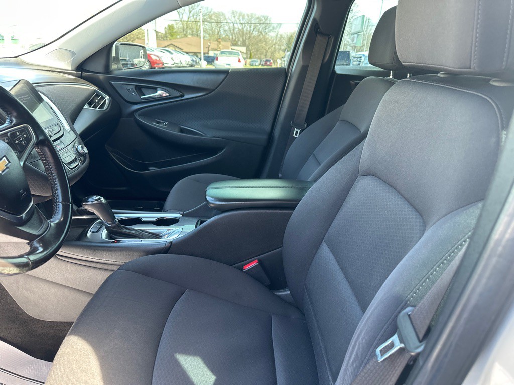 2018 Chevrolet Malibu Image 2
