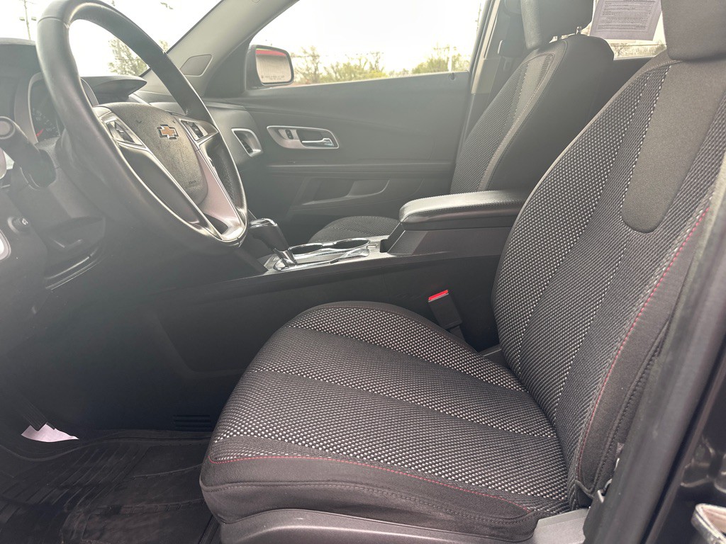 2017 Chevrolet Equinox Image 2