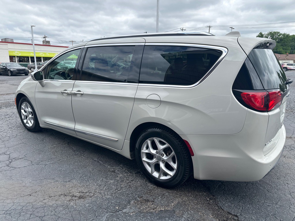 2020 Chrysler Pacifica Image 3