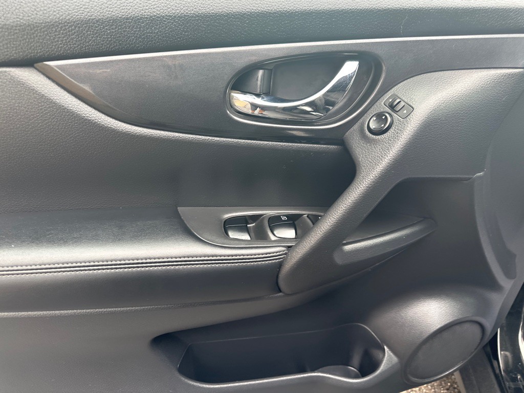 2017 Nissan Rogue Image 18