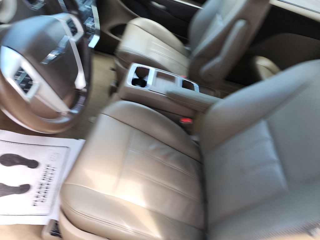 2014 Chrysler Town & Country Image 12