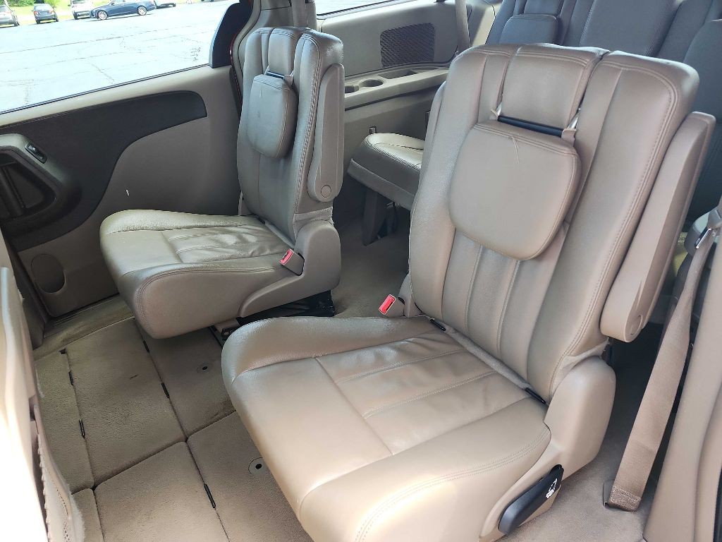 2014 Chrysler Town & Country Image 13