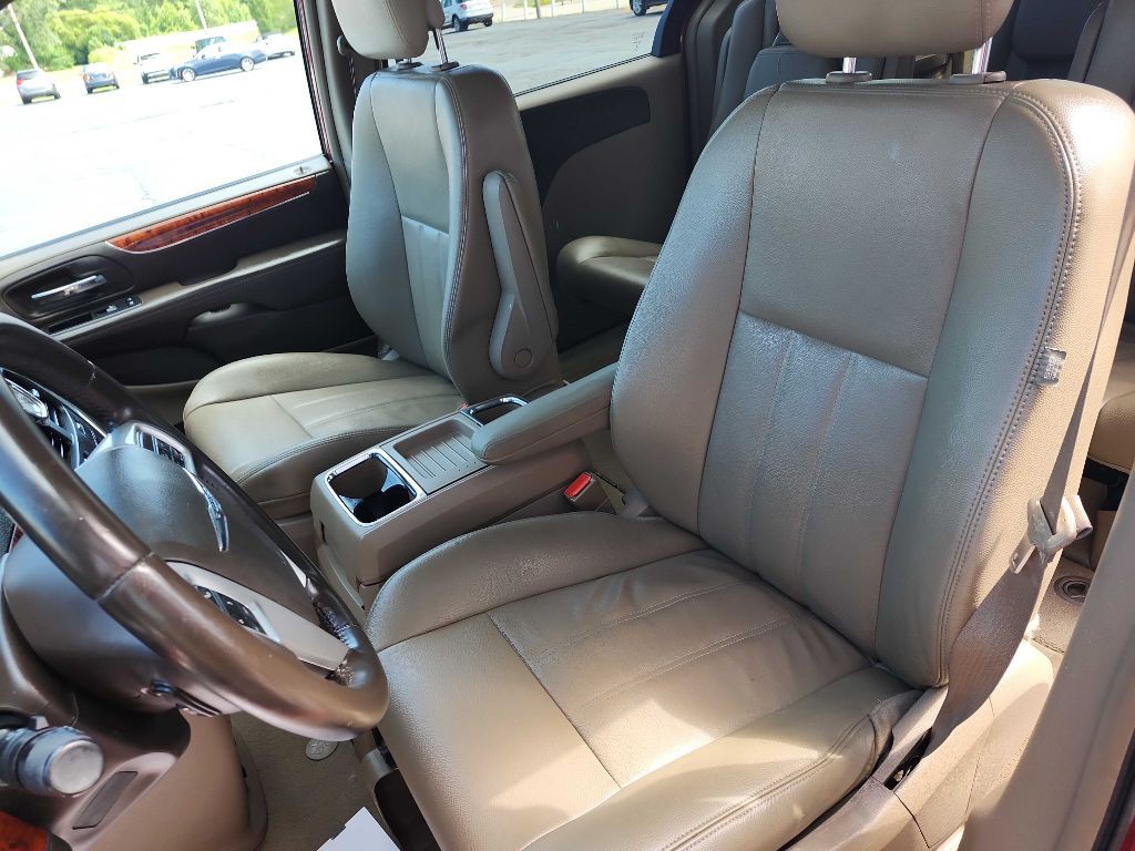 2014 Chrysler Town & Country Image 14