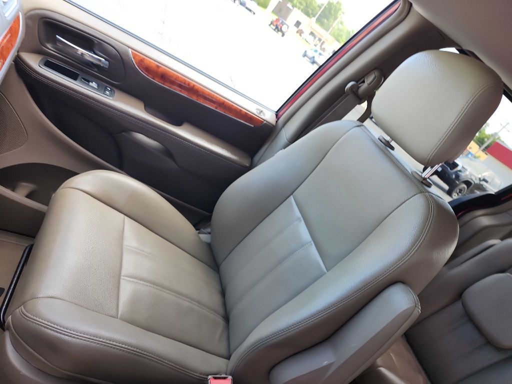2014 Chrysler Town & Country Image 15