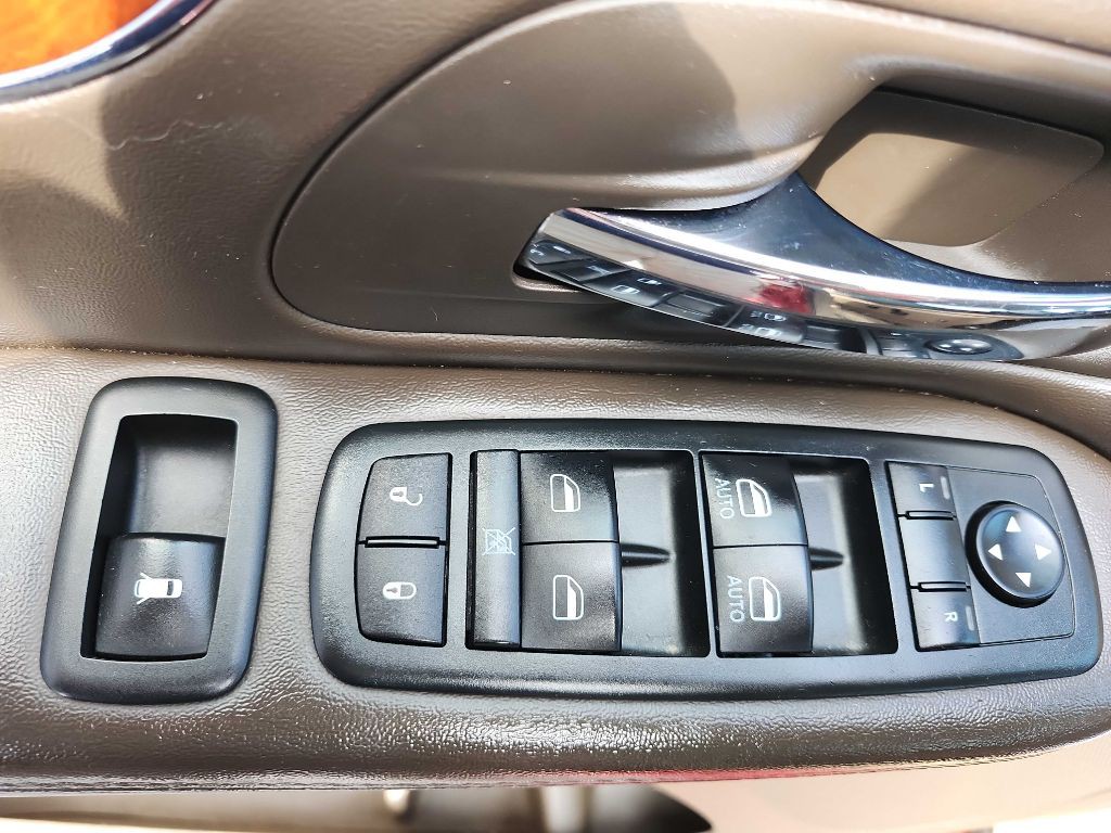 2014 Chrysler Town & Country Image 20