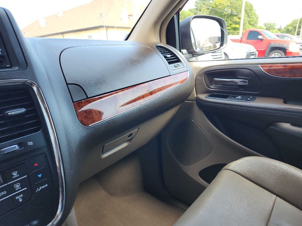 2014 Chrysler Town & Country Image 27