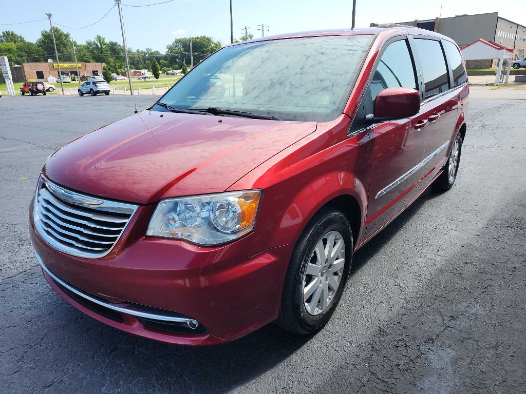 2014 Chrysler Town & Country Image 2