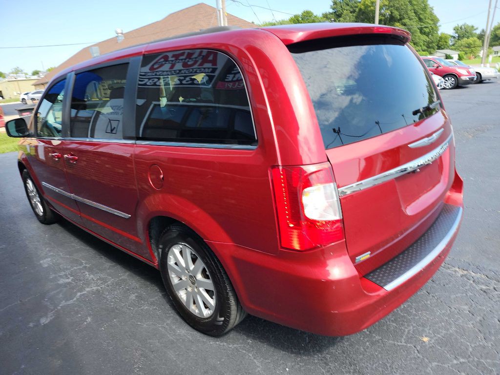 2014 Chrysler Town & Country Image 5