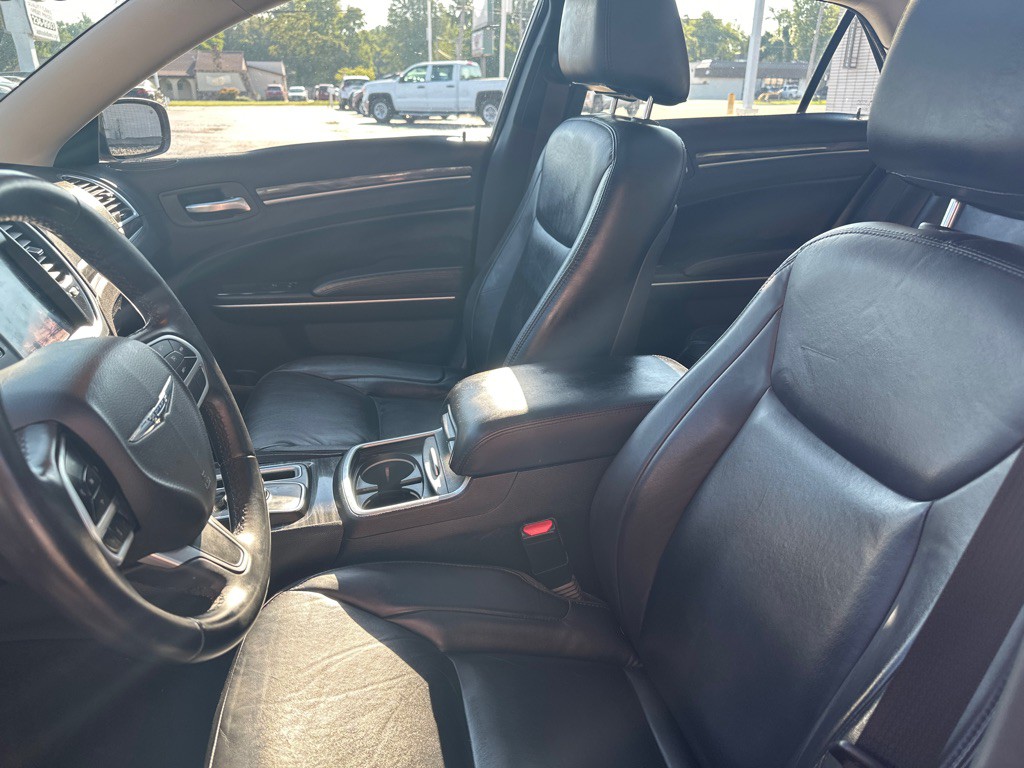 2018 Chrysler 300 Image 2