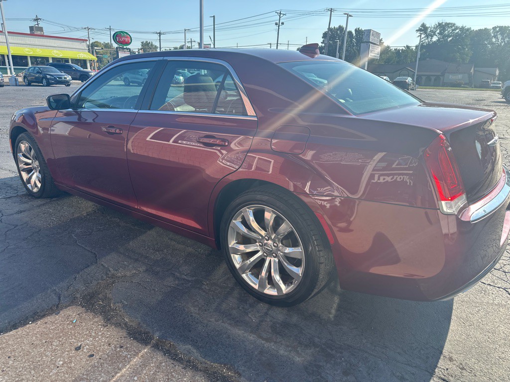 2018 Chrysler 300 Image 3