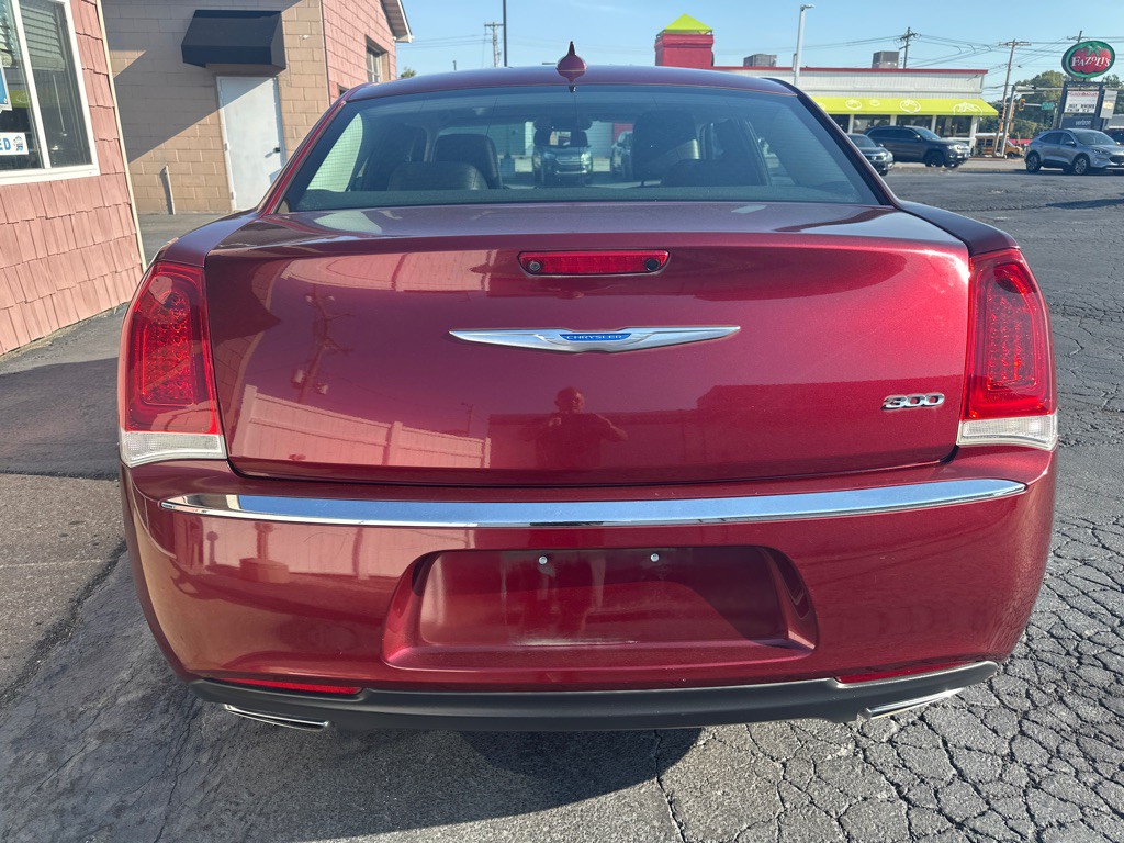 2018 Chrysler 300 Image 4