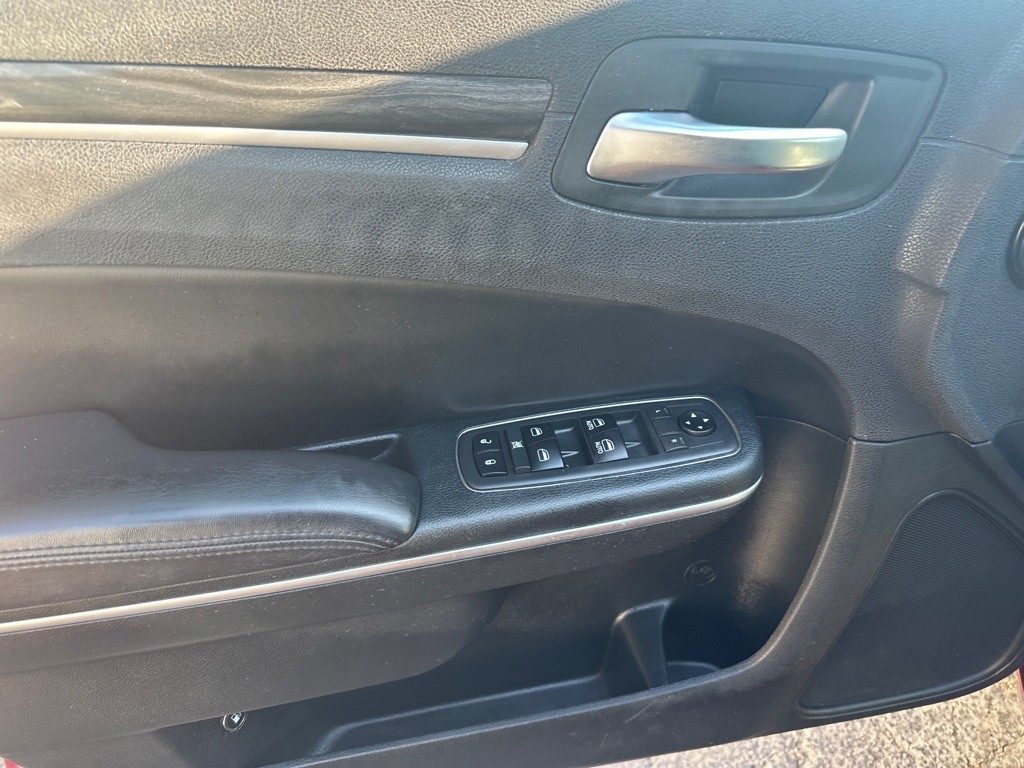 2018 Chrysler 300 Image 18