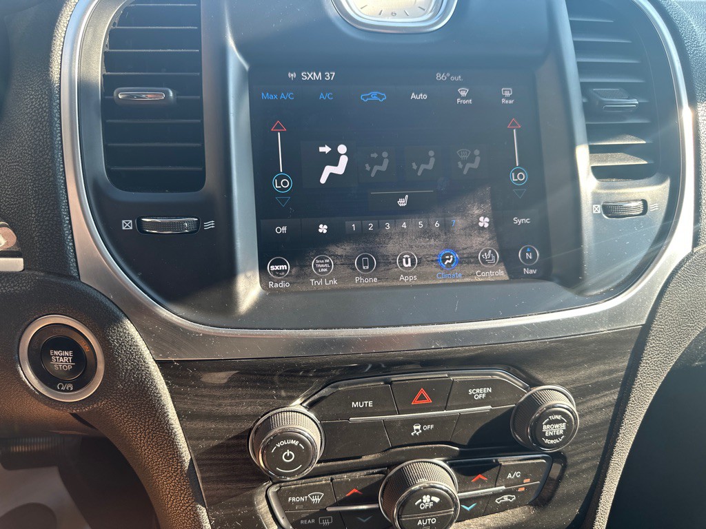2018 Chrysler 300 Image 21