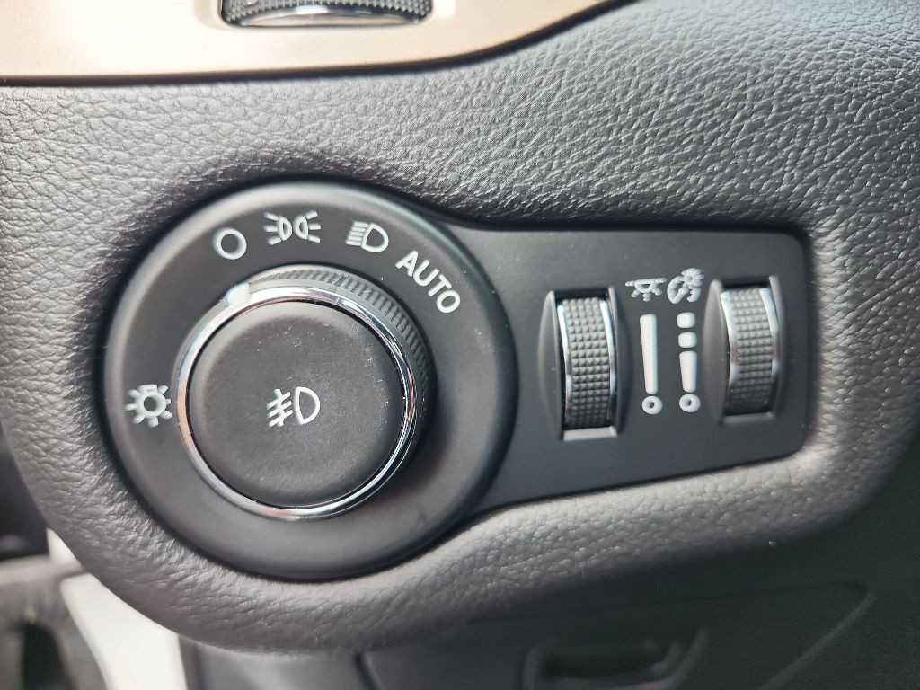 2017 Jeep Cherokee Image 21