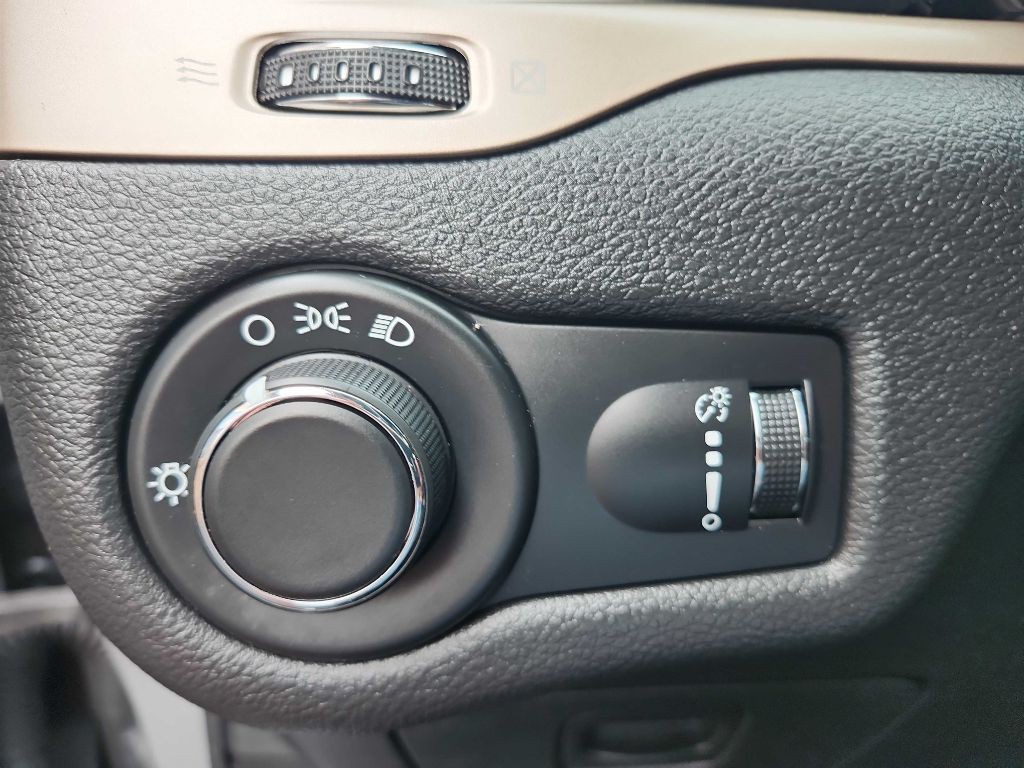 2015 Jeep Cherokee Image 18
