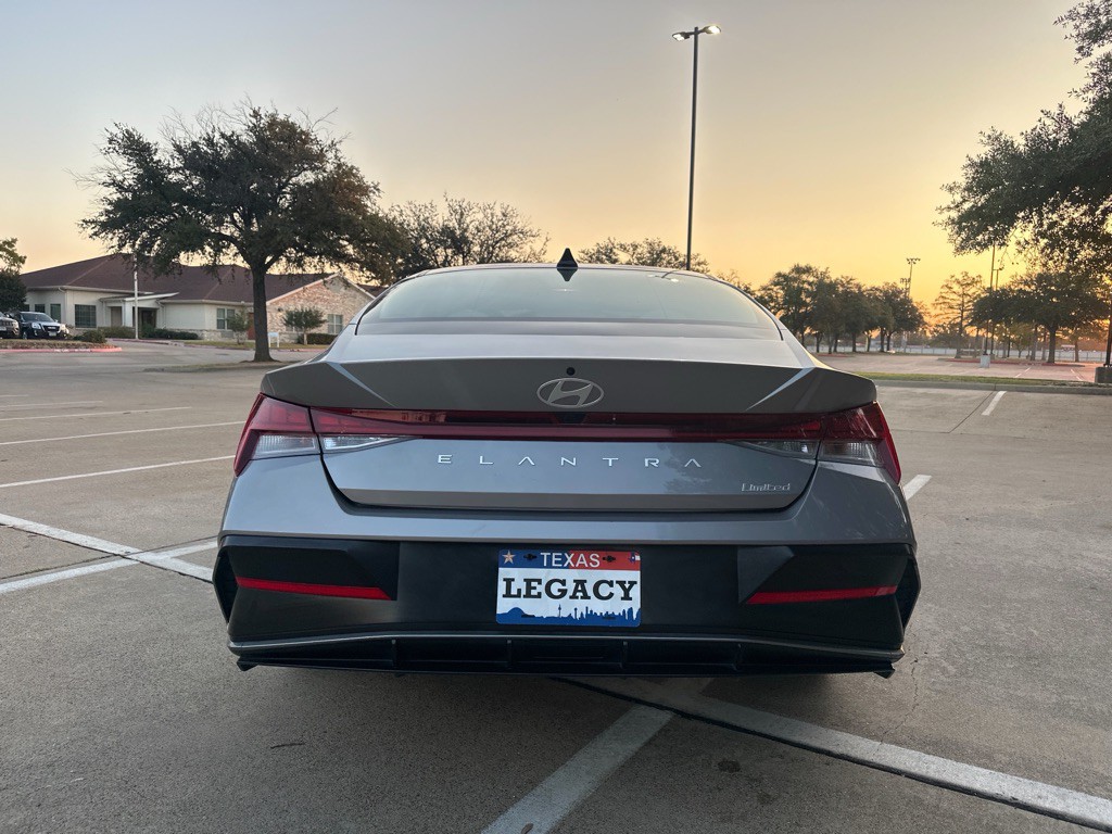 2025 Hyundai Elantra Image 15