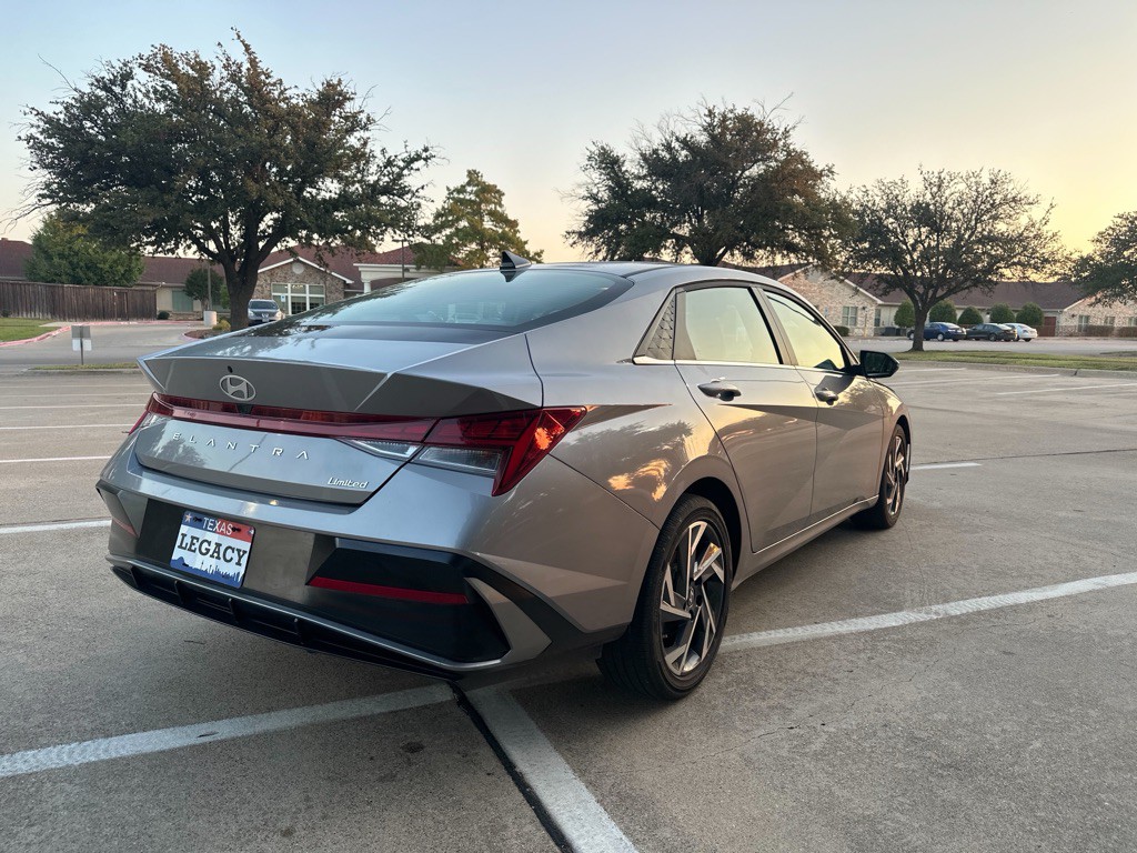 2025 Hyundai Elantra Image 17