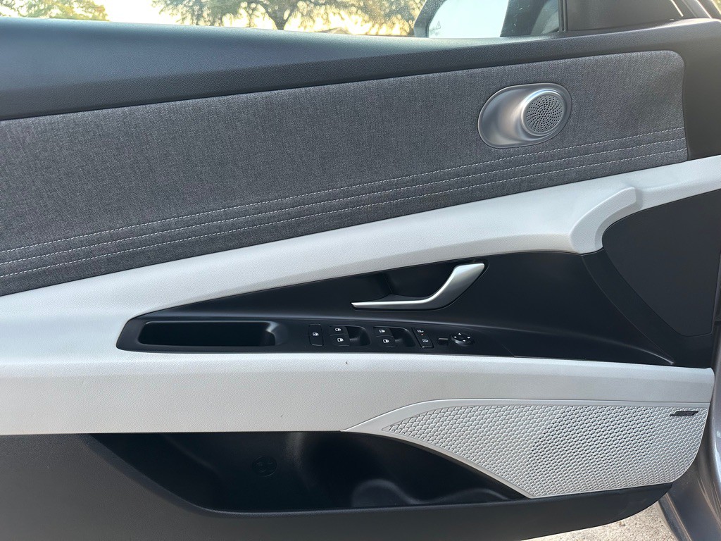 2025 Hyundai Elantra Image 24