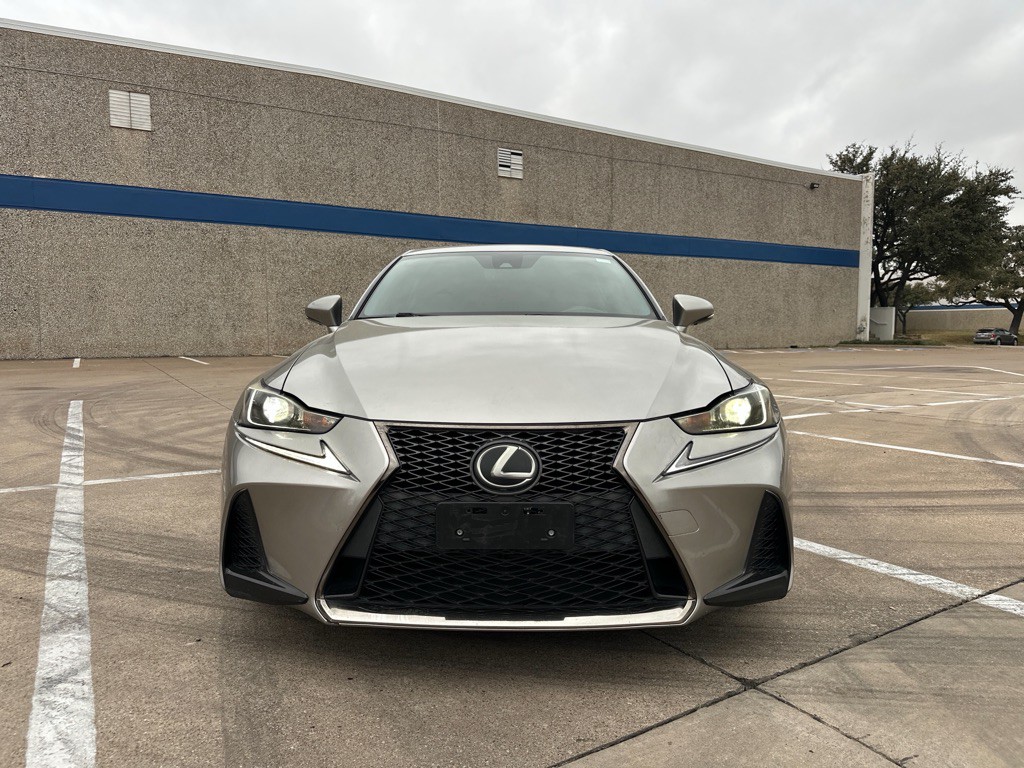 2017 Lexus IS Image 9
