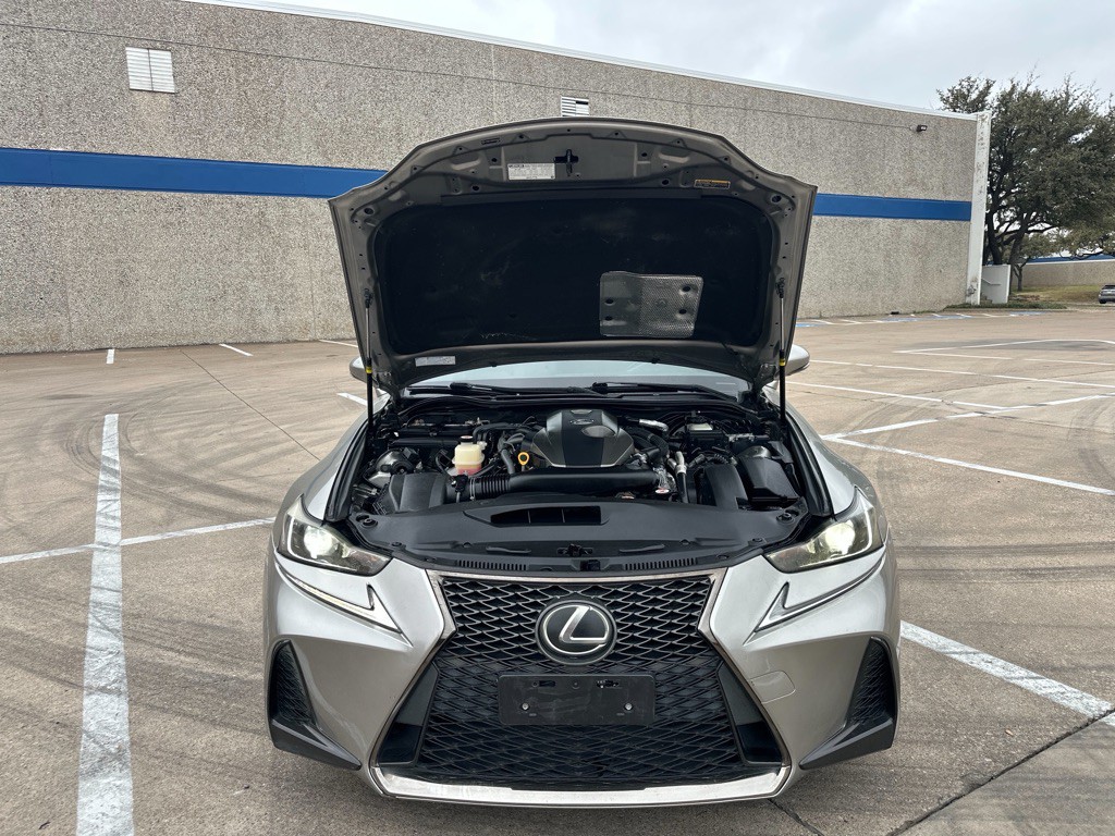 2017 Lexus IS Image 10