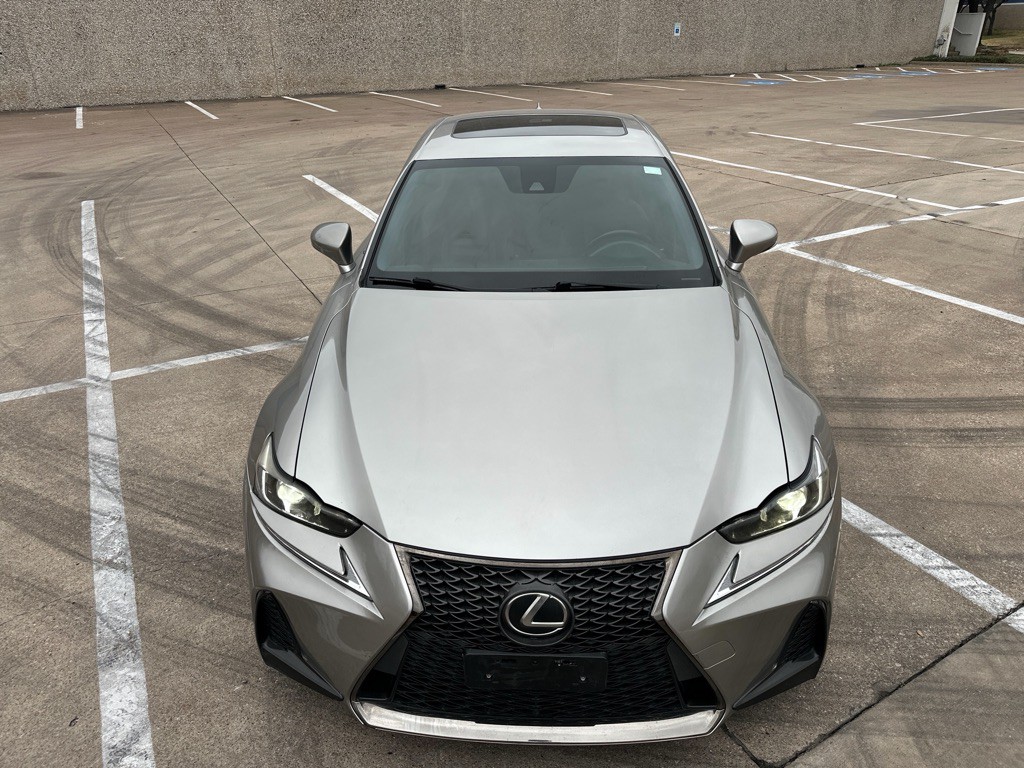 2017 Lexus IS Image 12