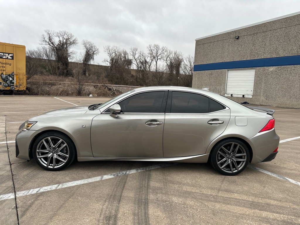 2017 Lexus IS Image 13