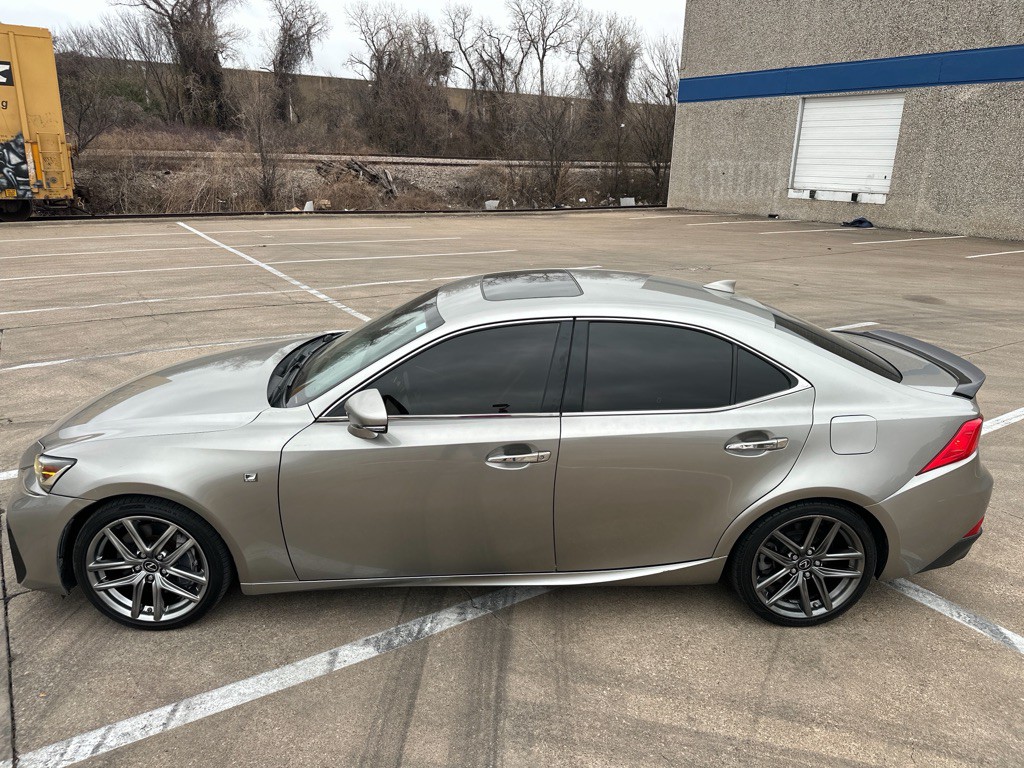 2017 Lexus IS Image 14