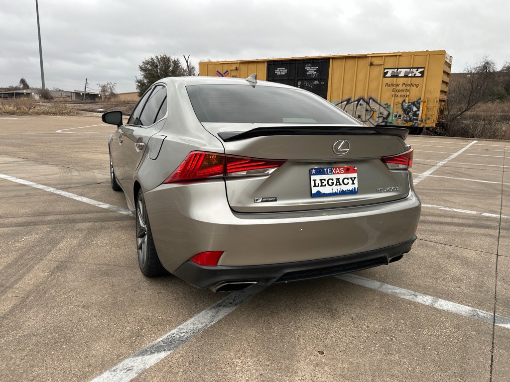 2017 Lexus IS Image 16