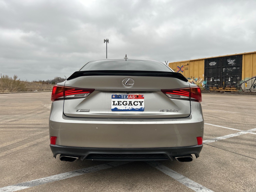 2017 Lexus IS Image 17