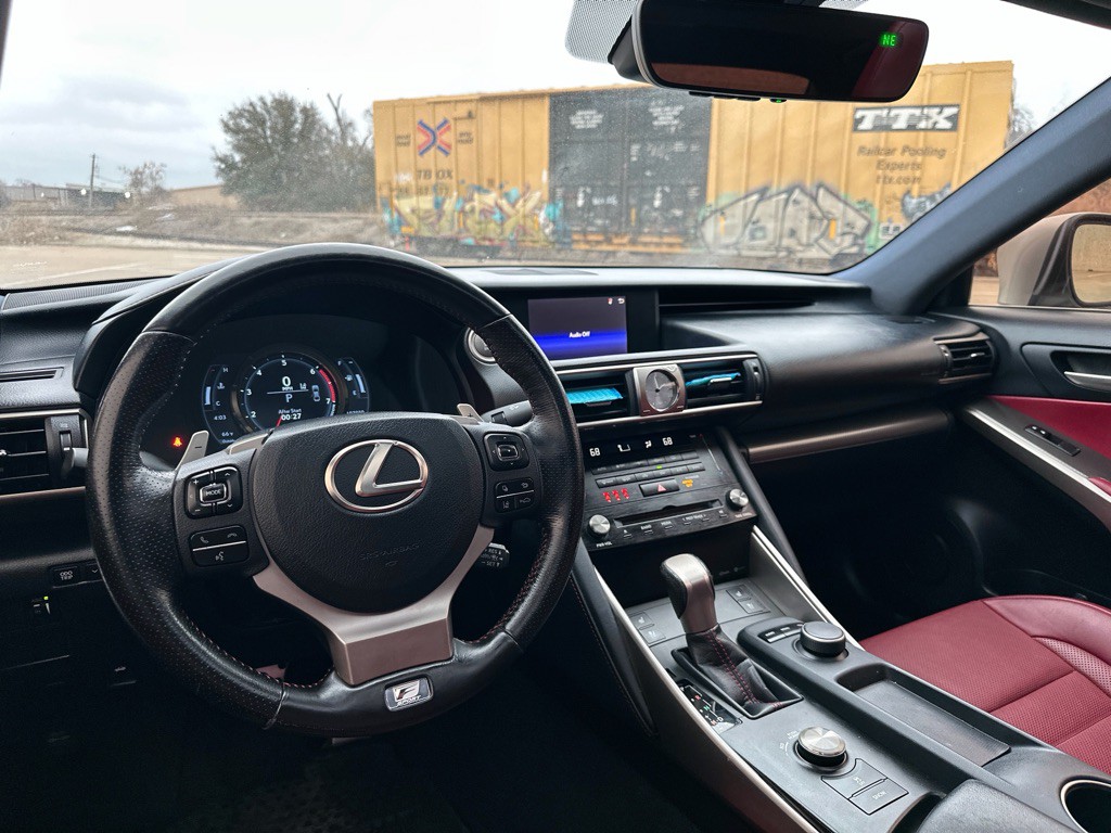 2017 Lexus IS Image 23