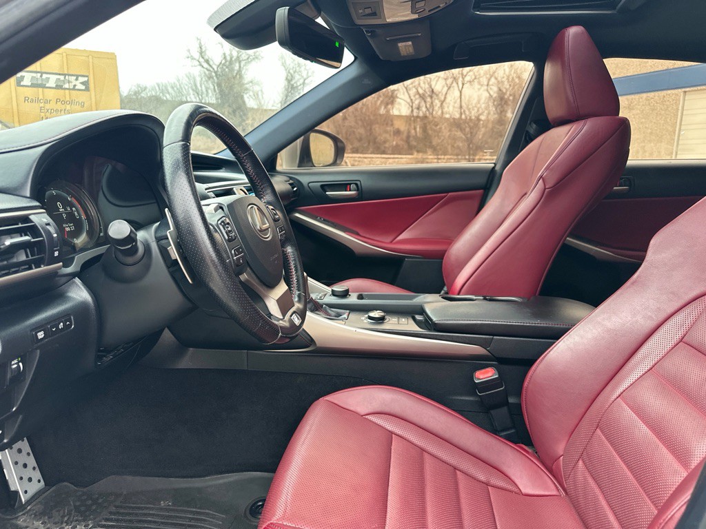 2017 Lexus IS Image 24