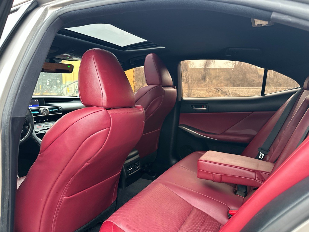 2017 Lexus IS Image 26